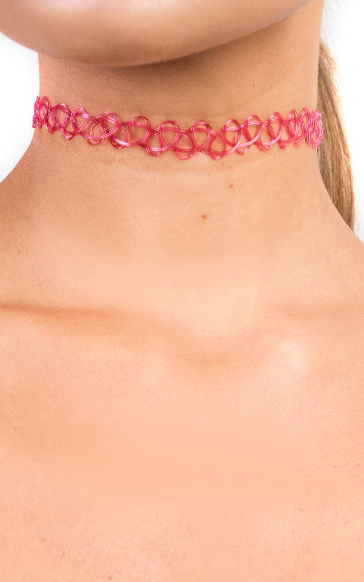 Close-up of the Stretch Choker, a fashion accessory designed to add edge to your outfit, ideal with an oversized t-shirt and denim.