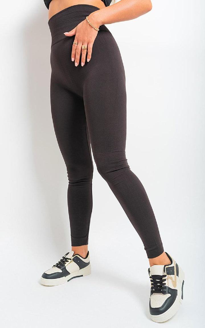 High Waist Tummy Compression Slimming Leggings - Big Size: person wearing leggings and sneakers, showcasing high waist design and tummy compression feature.